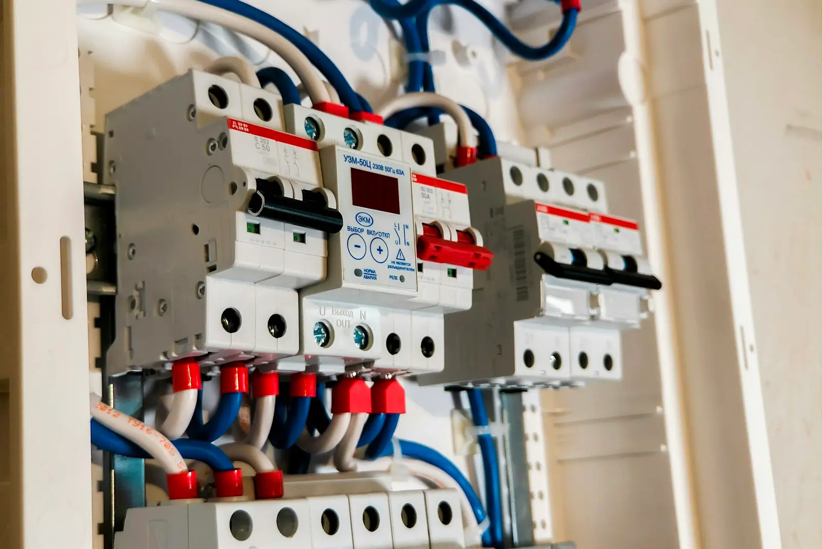 Quadro de energia com disjuntores